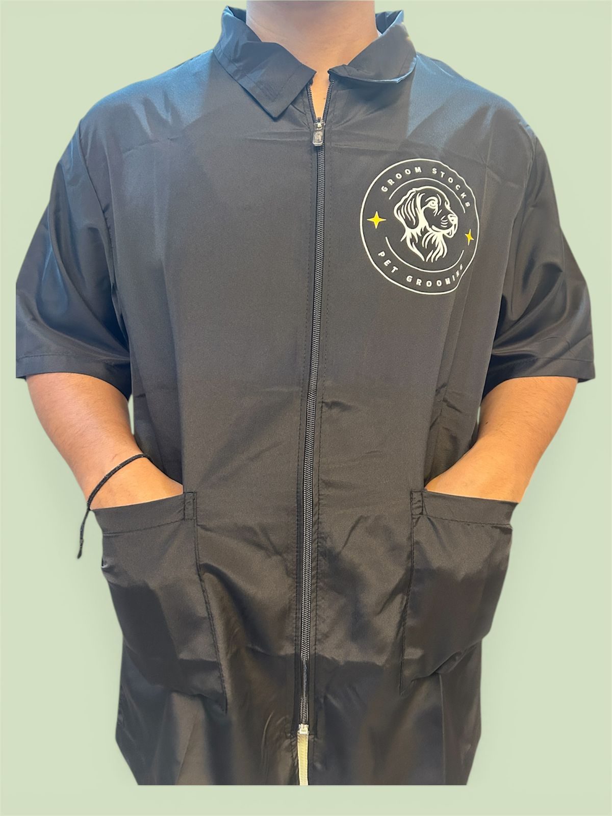 Groom Stocks Unisex Antistatic Grooming Smock – Lightweight & Hair-Resistant (Medium) - GROOM STOCKS